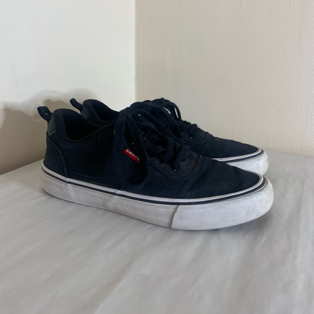 Levi's women's tennis shoes size 6 black sneakers